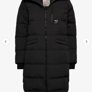 Svart dunjacka från Kari Traa - Snygg och varm svart dunjacka från Kari Traa med dragkedja och huva. Helt oanvänd med lappar kvar och köptes för ca 2400kr. Jackan har långa ärmar och praktiska fickor framtill. Perfekt för kalla dagar! 💕om ni vill ha egna bilder skriv DM!🙌