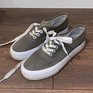 Gröna Sneakers - • Använda en gång. • Storlek 37 men sitter även bra på 36. • De ser mer grå ut på bilderna men de är gröna. • Fråga gärna!