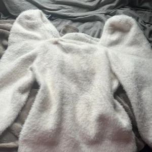 Jätte mysig tröja - Jätte mysig tröja med skönt material. Köpt av en annan Vinted säljare då dom har klippt bort lapparna men det stog på den annonsen att den är köpt på hm i storlek 38/m. Säljer pga att den är för stor. Den är så fin o skön rekommenderar.
