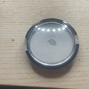 Vit kompakt puder - Säljer ett vitt kompakt puder i en rund förpackning med genomskinligt lock. Perfekt för att matta ner huden och ge en jämn finish. Lätt att ta med i väskan för touch-ups under dagen. Jag fick den av min kompis och jag själv har bara använt den 1 gång men hon har säkert använt den några gånger❤️