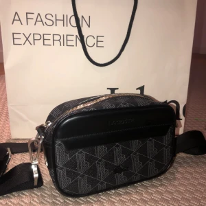 Lacoste axelrems väska  - En Lacoste axelremsväska ONESEIZE äkta läder med härliga mönster sällsynt väska