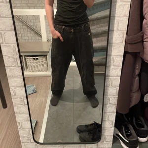 Svarta baggy jeans från Butter goods - Säljer ett par svarta baggy jeans från Butter med en avslappnad passform. Inte använt på länge så säljer dom. Inga större skador bara vid hälarna där dom blivit lite sönder trampade.