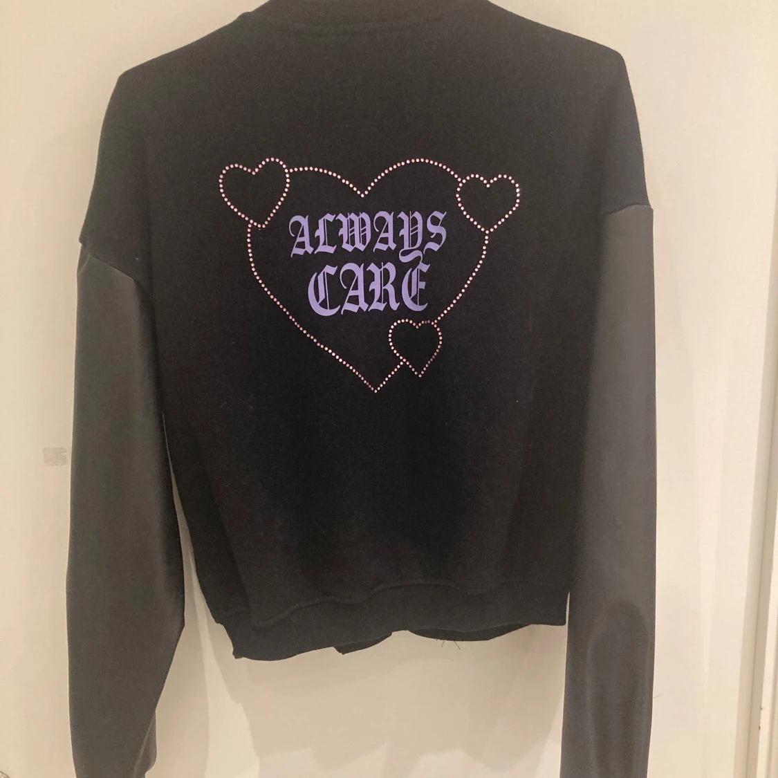 Svart lätt jacka från H&M med hjärtdetaljer - 90