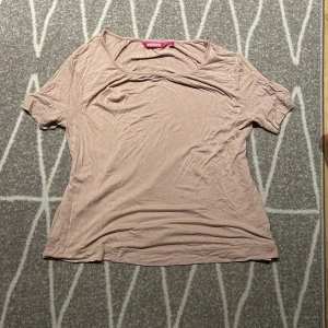 T-shirt från indiska  - Säljer en T-shirt från indiska i storlek medium. Färgen är ljus gammalrosa men på bilden ser den mer beige ut. 