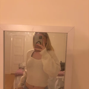 Vit stickad croppad tröja - Jättefin tröja från hm som jag bara inte tycker passar på mig och därför endast testad. Storlek xs