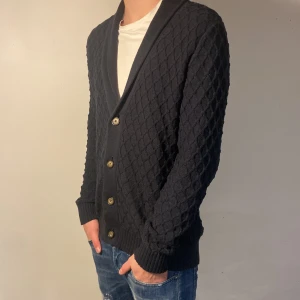 Marinblå Cardigan - Säljer just nu denna feta marinblåa cardiganen från lindbergh | Den är perfekt nu för de senare vinterdagarna och in i vårtiden | Skriv vid minsta lilla fråga eller fundering!