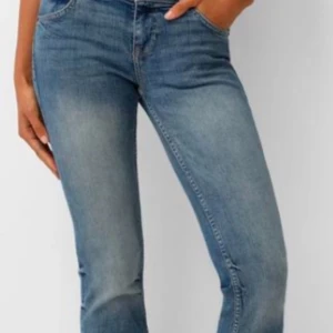 Blå jeans med slitningar - Super snygga blå bootcout jeans från bershka💗De är i väldigt bra skick och i storlek 34! 