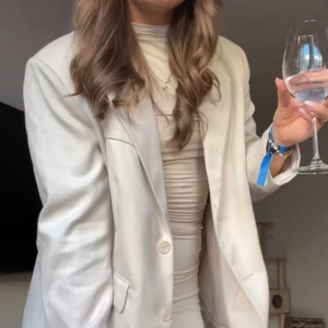 Beige tröja - Säljer denna beige tröja. Likadan som den blå tröjan från den lånade bilden