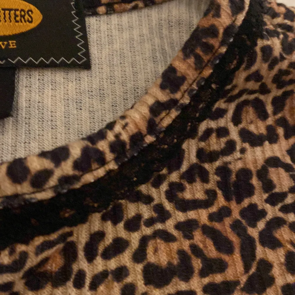 Snygg leopardmönstrad kofta från Urban Outfitters med knappar framtill. Perfekt för att ge din outfit en extra touch. Koftan har spets vid halsen och är tillverkad i ett mjukt material💕 nypris ungefär 400 , säljer för 200💕. Neuletakit & Villapaidat.
