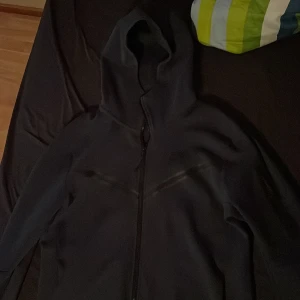 Nike tech fleece - Säljer en blå nike tech fleece. Storlek M. Äldre modellen. Pris kan diskuteras