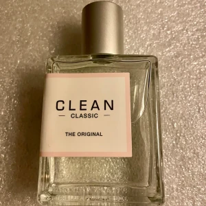 *NY*Clean Classic The Original Eau de Parfum 60 ml, Presenttips  - Originalparfymen som satte grund för varumärket CLEAN. Denna tvålinspirerade parfym är perfekt för den som alltid vill känna sig nyduschad, oavsett tillfälle. Toppnot: Litsea, Apelsin, Grapefrukt Hjärtnot: Lilja, Ros Basnot: Geranium, Vit mysk Samtliga parfymer i CLEAN familjen är utformade att tillämpa layering med. THE ORIGINAL kan toppas med AIR för ett ännu krispigare resultat, eller med SKIN om man önskar parfymens karaktär lite mer balanserad.  Samtliga dofter är veganska. Ord pris: Fr 560
