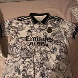 Real Madrid Jersey, Palm angels t shirt, vlone T-shirt  - Alla 3 är i väldigt bra skick, storlek L funkar även för M