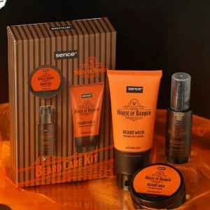 Skäggvårdskit från House of Barber! - Sence House of Barber skäggvårdskit innehåller skäggtvätt 150 ml, skäggolja 50 ml och skäggvax 50 g med doft av ek. Perfekt för att hålla skägget rent och välvårdat. Kommer i snygg presentförpackning.