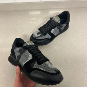 Valentino rockrunners - Riktigt snygga rockrunners i en svart grå colurway⚫️| Skick-9/10| INGA DEFEKTER ALLS| Skorna har använts två gånger| Tillkommer endast skorna| Nypris över 7000K!| Hör av er vid fler funderingar☁️