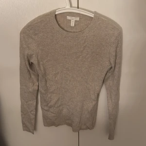 Beige ribbad tröja från H&M - Säljer en stilren beige ribbad tröja från H&M. 