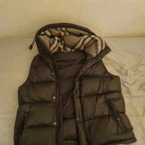 Burrbery  - Burrbery jacka från början men har inte armarna så det blir numera en väst o den är väldigt skön att använda o väldigt fin o värmer väldigt bra