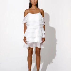 Vit klänning från By Malina - Perfekt studentklänning! Oanvänd men prislappen kvar, var tänkt som min studentklänning valde en annan. Modell Kami från By Malina. Storlek S 💕               💰Nypris 2599kr