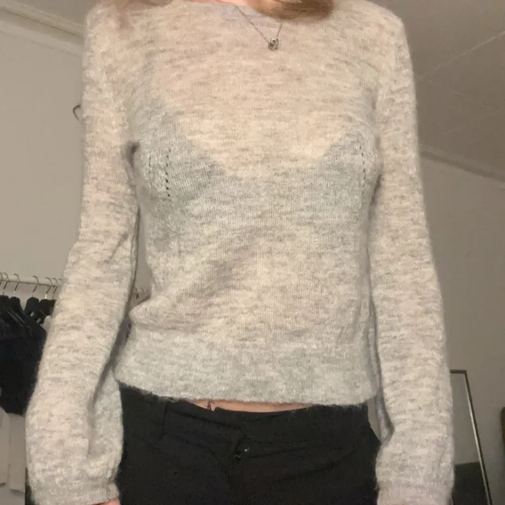 Säljer en grå stickad tröja från märket stockh LM då den är för liten💗den är lite genomskinlig som man ser på bilderna men väldigt bra passform överlag💕. Neuletakit & Villapaidat.