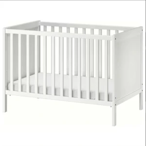 Baby säng  - Baby säng som är vit 