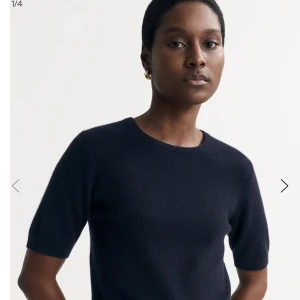 Helt slutsåld soft goat tröja -  Jag säljer nu den helt slutsålda soft Goat t-shirten. I mörkblått storlek S men efter tvätt sitter den lite mer fit än loose. Lite nopprig därav pris men det går att få bort.  Den kostade 1895kr men jag säljer för billigare och kan självklart diskutera priset.