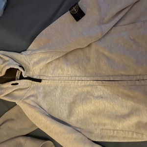 Fin Stone Island Hoodie - Super fint skick, inga fläckar eller hål, storlek 156