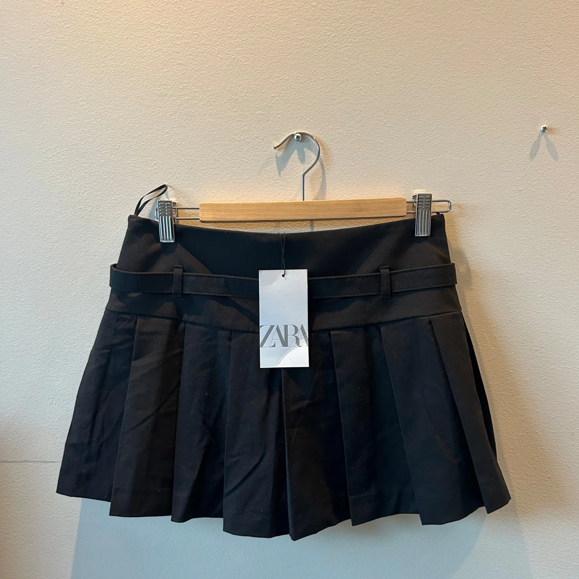 Svart skort (kjol och shorts) från Zara - 90