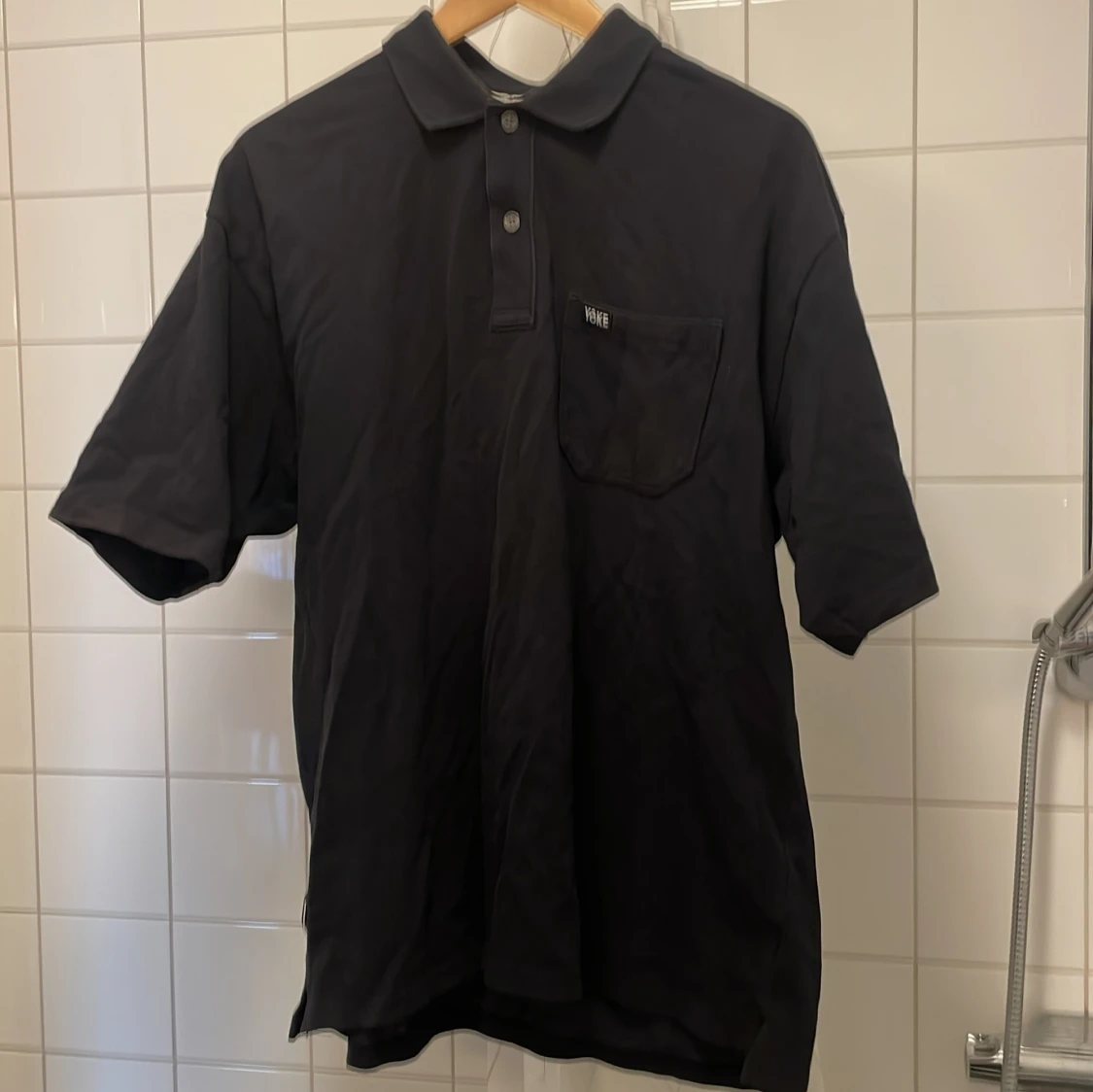 Svart pikétröja från Yoke