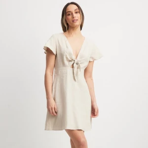 Beige klänning med knytning - Helt oanvänd ⭐️