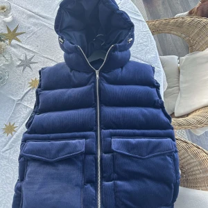 Mörk blå manchester väst 🔵 - Helt sprillans ny Manchester väst ifrån vendira🔵Helt oanvänd, 10/10 skick🔵 nypris 1399kr🔵 kom privat vid funderingar, pris kan diskuteras🔵