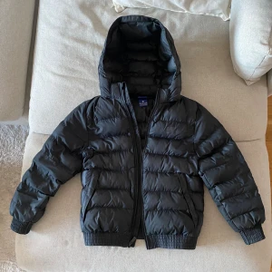 Vinterjacka från Nike.  - Passar någon som är ca 140-150 cm. Väldigt fint skick. Nypris ca 1500.