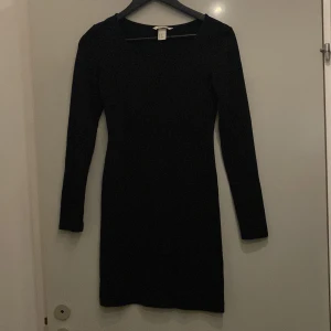 Svart, kort, långärmad klänning  - Tight, svart, kort klänning från HM i bomullsblandning