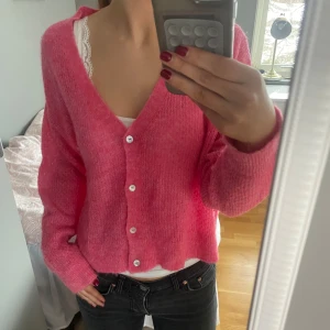 Rosa stickad kofta - Säljer en rosa stickad kofta från Mango då den inte kommer till användning. Den är i superfint skick💕