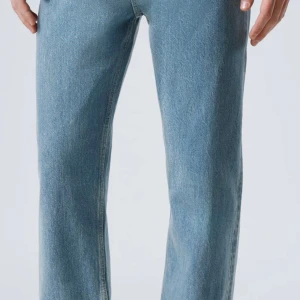 Weekday Space Relaxed Straight Jeans 2000 - Blå Mellanblå stl W 28 L 32 - Helt nya Weekday Space Relaxed Straight Jeans 2000 - Blå Mellanblå stl W 28 L 32. Jeans med avslappnad passform, raka ben, och lång längd. Dessa jeans är tillverkade av kraftig ekologisk bomulls-denim utökade med återvunnen bomull. De har en klassisk 5-ficksdesign och en knappgylf.   Bomull 100% Ytterlager: Ekologisk bomull 60%, Återvunnen bomull 40% Foder: Ekologisk bomull 80%, Återvunnen bomull 20% Skötselråd Maskintvätt 40° Kemtvätt 