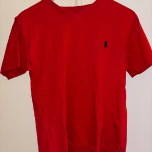 Ralph Lauren - Röd Tshirt från Ralph Lauren, använd nån enstaka gång. Storlek L men sitter som M