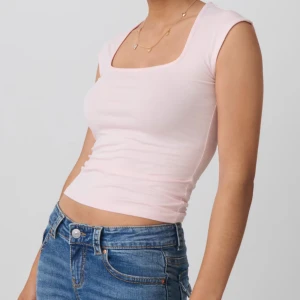 Ljusrosa croppad linnetopp - Säljer en ljusrosa croppad linnetopp med fyrkantig halsringning. Toppen är ärmlös och har en tight passform. Köptes för 159 kr något sånt som ny