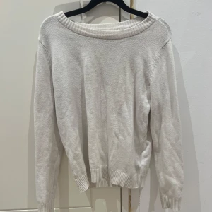 Vit stickad tröja - Säljer en stilren vit stickad tröja med långa ärmar och ribbade kanter. Perfekt för kyligare dagar och enkel att matcha med olika outfits.