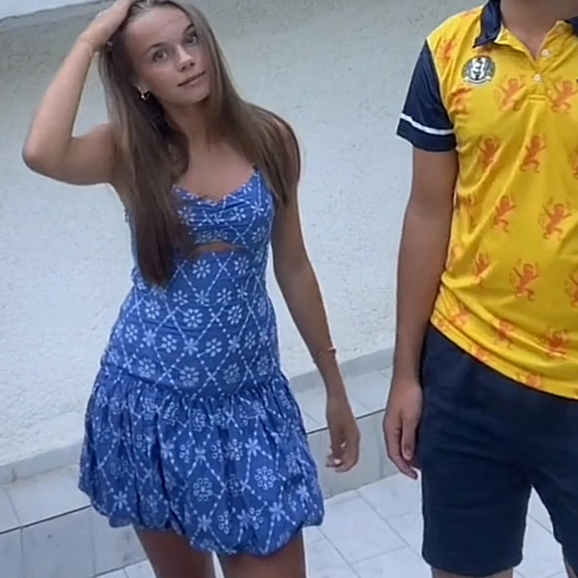 Blå mönstrad klänning