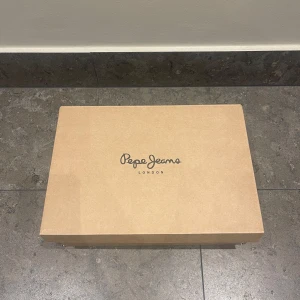 Vita sneakers - Snygga vita sneakers från Pepe Jeans. Använda ca 3 gånger, nyskick! Kom DM för frågor!💕