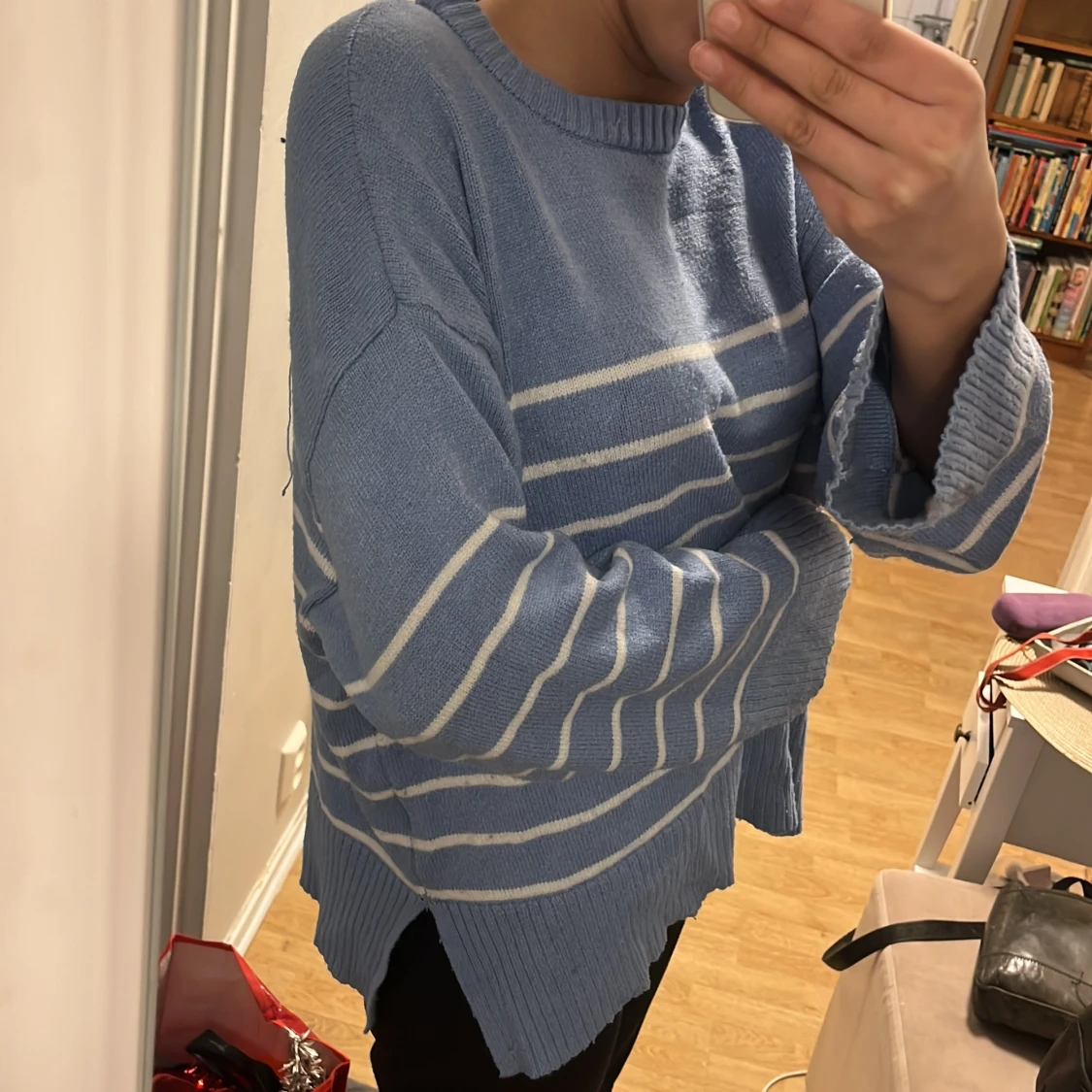 Blå randig stickad tröja