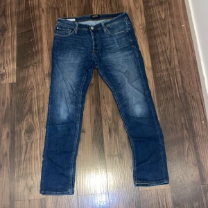 Blå jeans från Jack & Jones - Snygga blå jeans från Jack & Jones i modellen Slim Glenn. Passar bra under alla årstider! Storlek 32/30 skick 8.5/10
