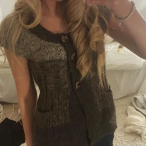 Brun stickad kofta med knappar - Säljer en mysig kofta 