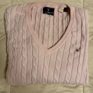 GANT Stretch cotton cable V-neck strl S.  - GANT Stretch cotton cable V-neck strl S. Sparsamt använd. Nypris: 1200 kr