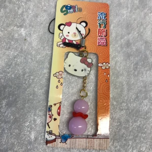 Färgglada mobilsmycken med figurer - Säljer ett set av fyra mobilsmycken med olika färgglada detaljer. Varje smycke har en söt figur och pärlor i olika färger: lila, gul, blå och röd. Perfekt för att ge din mobil en personlig touch!  25kr/st , finns fler kvar, sammafrakt 