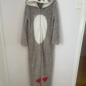 Gosig jumpsuit för vuxen eller ungdom - Mjuk och gosig jumpsuit att mysa i kalla vinterkvällar. För vuxna i storlek S eller junior  164-170.  Längd innerben 75 cm, läng axel-fot 130 cm. Bredd överkropp 44 cm