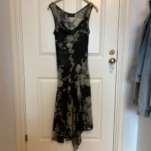 Vintage mesh klänning - Vintage klänning i mesh tyg med glittrig rosor- design och volanger. Passar som storlek S, säljer då den bara kommit till användning en gång 💕