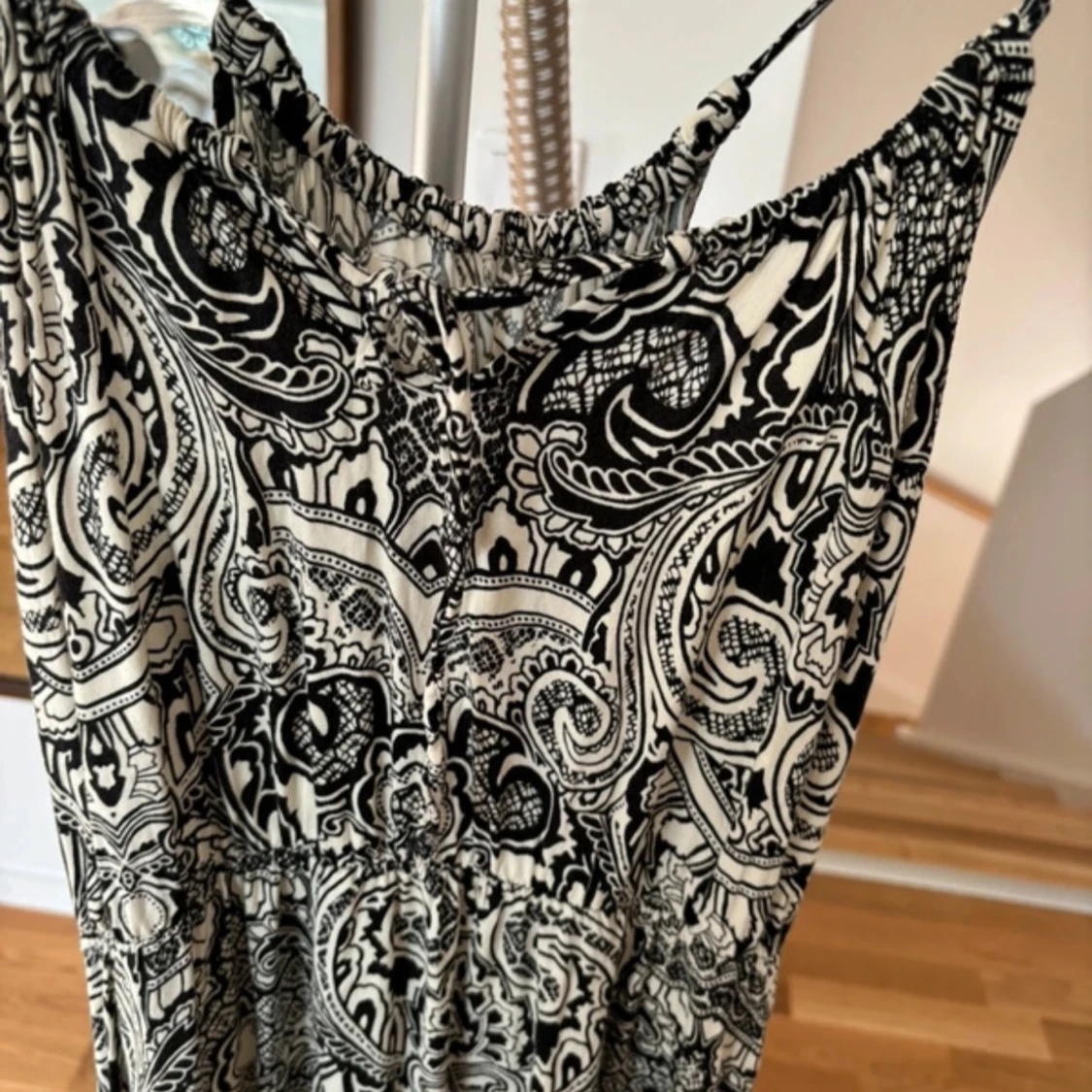 Svartvit långklänning med mönster - 90