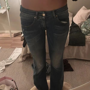 Lådmidjade jeans - Snygga blå jeans från Noelle med broderad detalj på bakfickan. 🩷midjemått- 37cm tvärs över🩷innerbenslängd- 80cm🩷som ni ser på en bild här jag sytt ut de där nere själv. Litet hål nere vid benet. Pris KAN diskuteras.