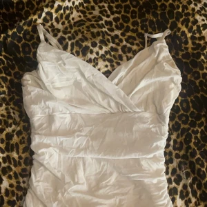 Vitt linne med smala axelband - Enkelt vitt linne, Perfekt för sommarens festligheter med sin lätta och luftiga stil. 