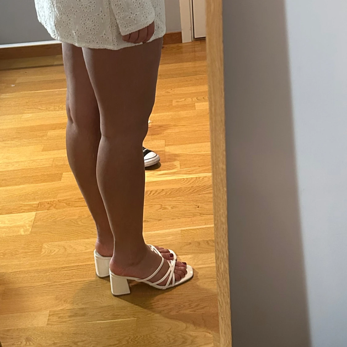 Vita sandaler med klack från Boohoo