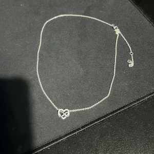 Pandora halsband silver  - Säljer detta halsband från Pandora pågrund av att det aldrig mer kommer komma till användning. Halsbandet är använt i några dagar tills det slutade användas så det är nästintill nytt. Nypris 800kr priset går även att diskuteras 